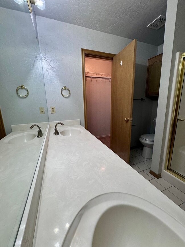 Building Photo - 2 bed, 2 bath, 2 car garage