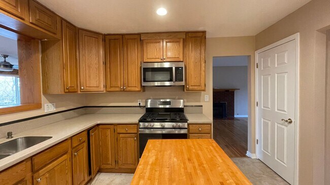 Building Photo - Spacious 4-Bedroom with Mountain Views & U...