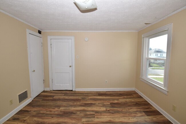 Building Photo - 135 E Eckman St