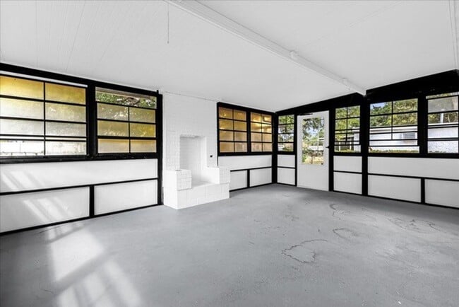 Building Photo - 3207 Sherry Dr