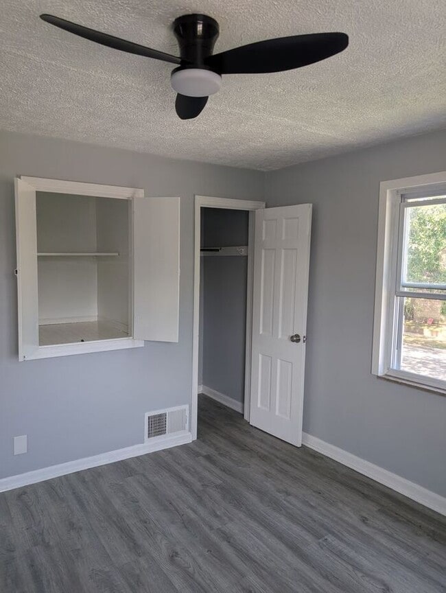 Building Photo - Spacious 5BR 2BA SFR w/ In-Unit W/D • Off Street Parking in Euclid