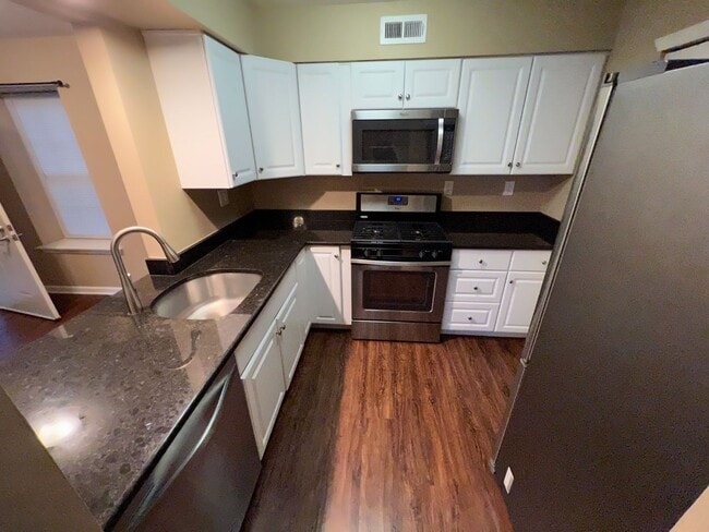 Building Photo - Newtown Grant 2 bedroom condo available Jul 1