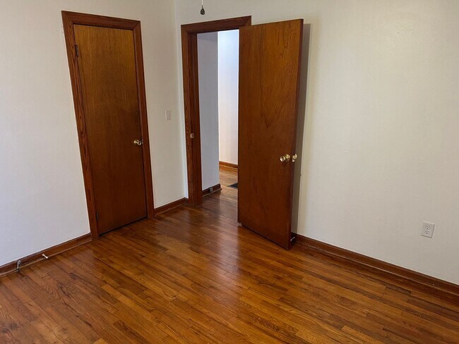 Building Photo - inviting 3-bedroom, 2-bath residence