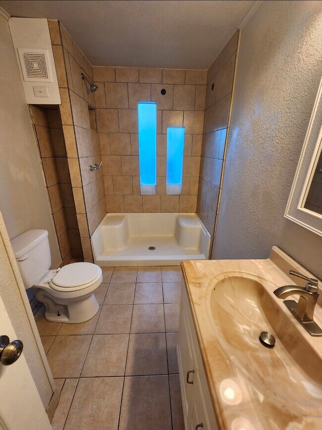 Building Photo - Take a look inside! 4 bed 2 bath with 3 car garage