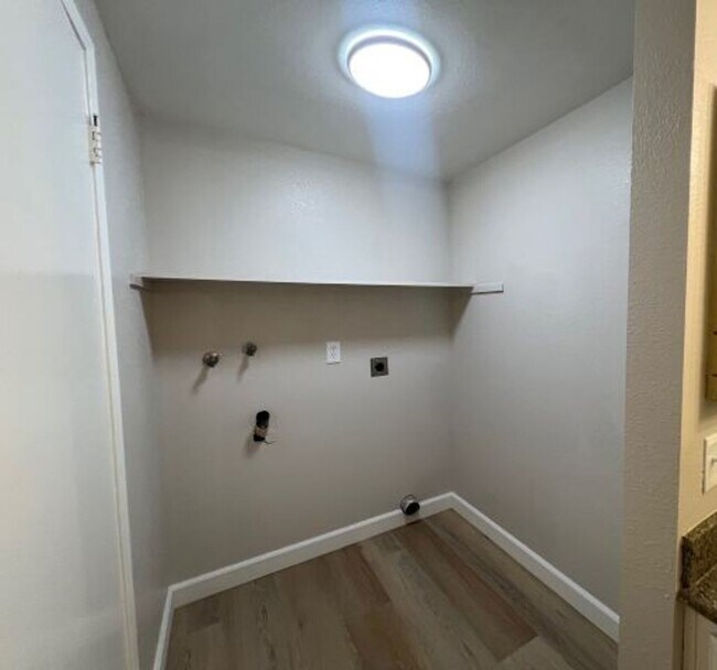 Building Photo - 3 Bed End Unit in Mt. View