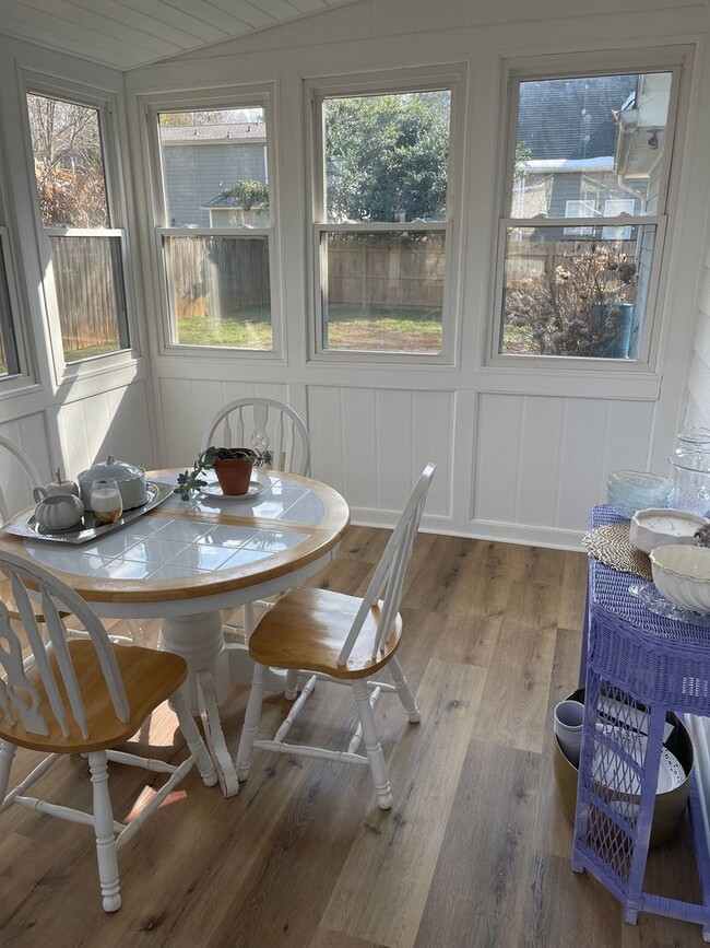 Building Photo - 2/2