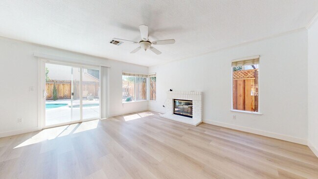 Building Photo - 490 Silvertail Pl