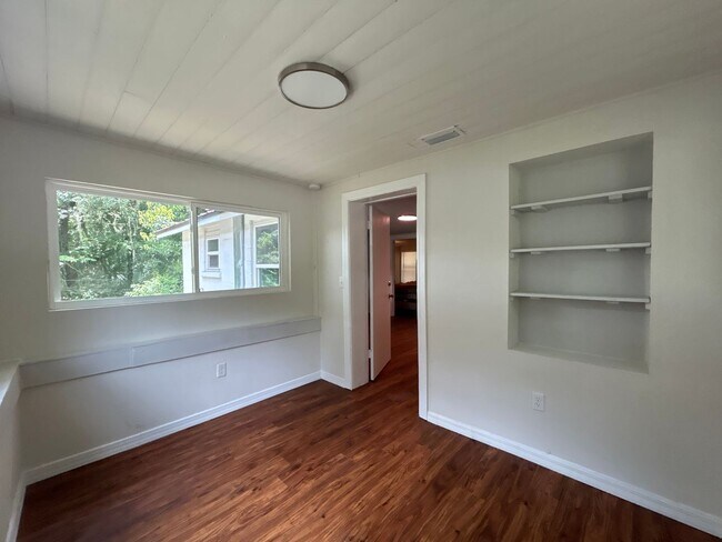Building Photo - Charming 2 bedroom, 2 bath + bonus office ...