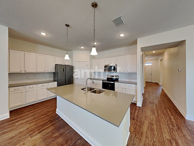 Building Photo - 1228 Sky Lks Dr