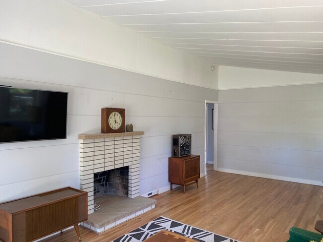 Building Photo - 3065 N Glencoe St