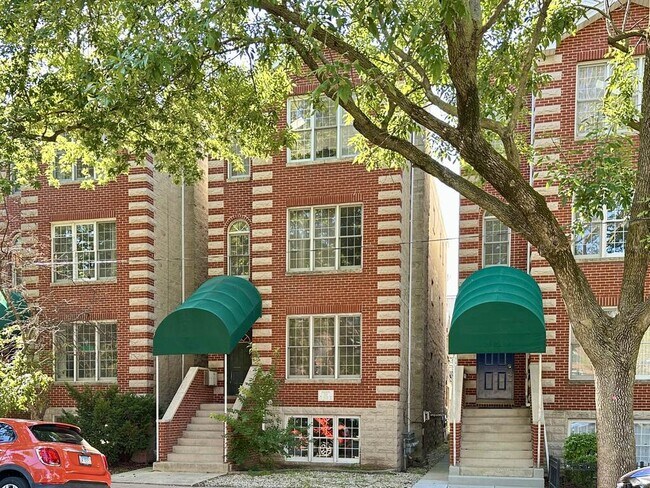 Building Photo - 918 N Paulina St