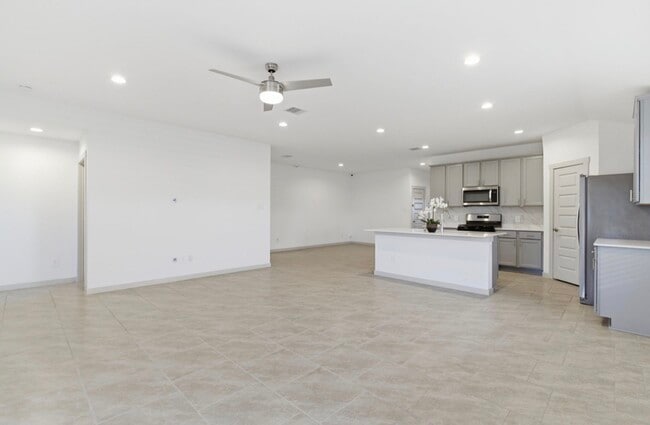 Building Photo - 30034 Reagans Rnch Dr