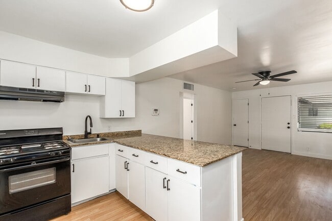 Building Photo - 2 Bed | 1 Bath - Updated Ground Floor Unit