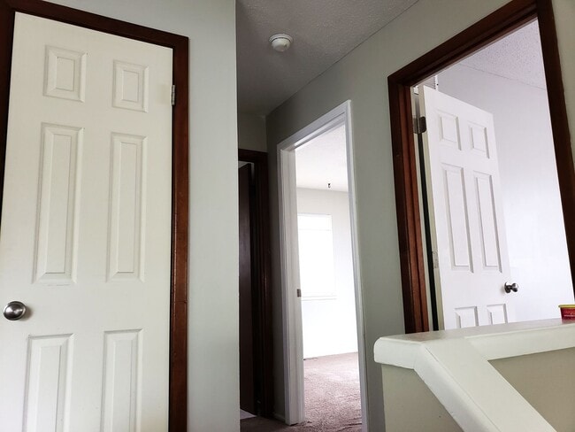 Building Photo - Large 4 bed / 2 bath house for rent