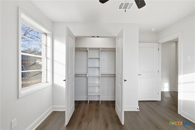 Building Photo - 410 State Hwy 95