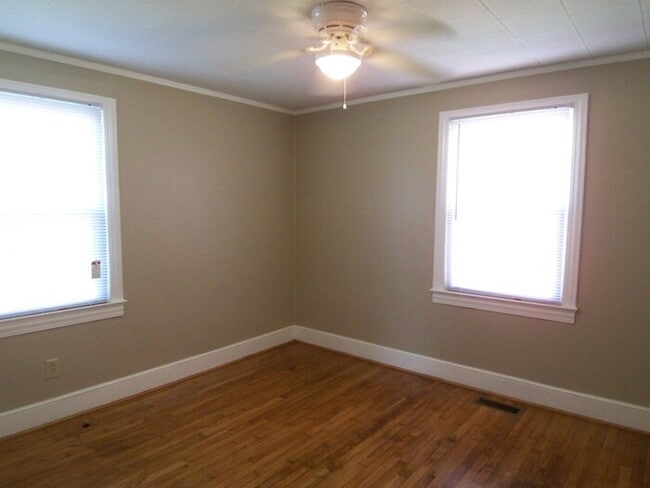 Building Photo - Ranch Home in NODA Area of Charlotte w/ Fe...