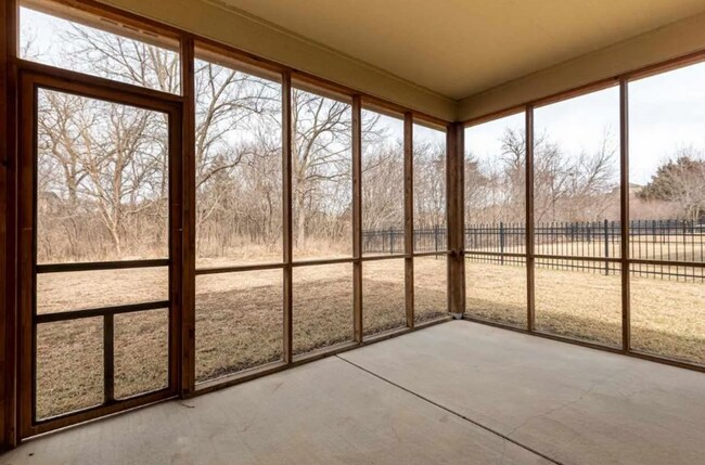 Building Photo - BEAUTIFUL HOME ON WEST SIDE!! SCREENED IN PATIO! FENCED IN YARD!