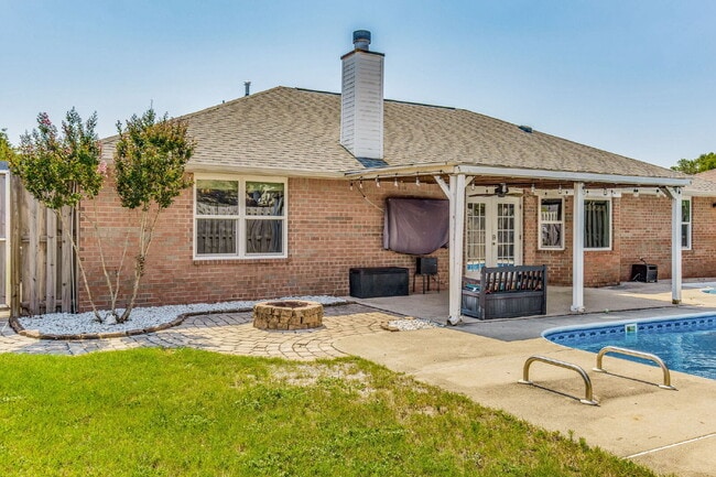 Building Photo - Welcome to your dream home! This stunning 4-bedroom, 3-bathroom residence is perfectly situated n...