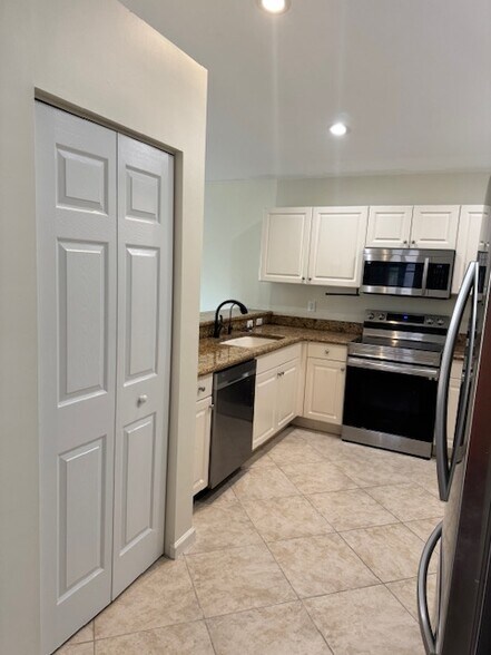 Building Photo - 11075 Lancewood St