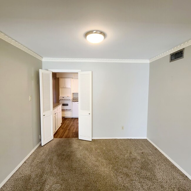Building Photo - Spacious 2-Bedroom, 2-Bath Condo near SMU ...