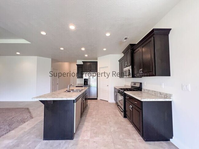 Building Photo - 4 bed, 2.5 bath home w/2 car garage