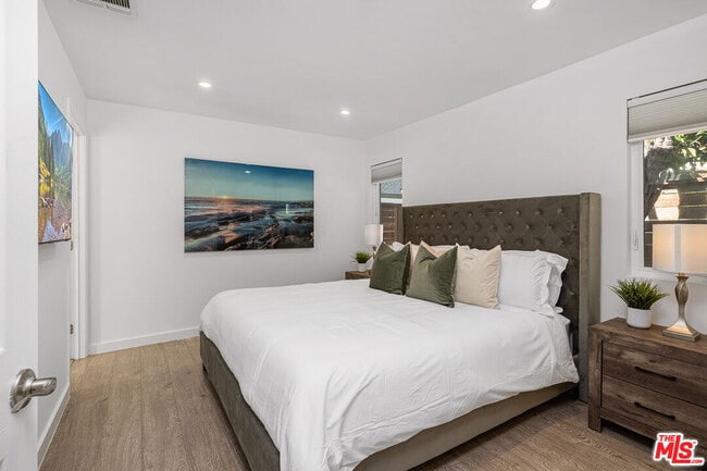 Building Photo - 5202 Topeka Dr