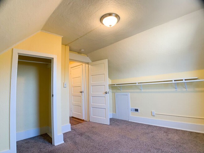 Building Photo - Adorable 3bdrm Home in Great Neighborhood! Lovely Yard!