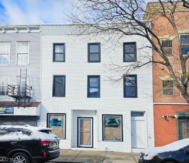 Primary Photo - 130 1st St