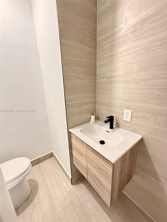 Building Photo - 125 SW 19th Ave