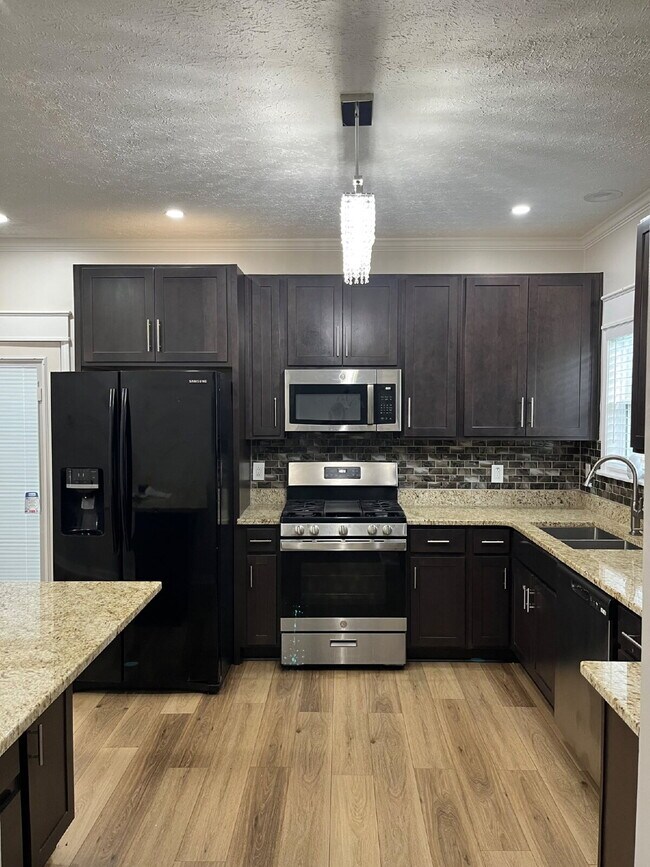 Building Photo - "Charming Franklin Retreat: 3-Bedroom Have...