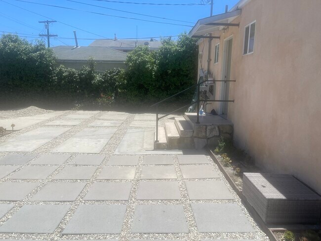 Building Photo - 5736 Willowcrest Ave
