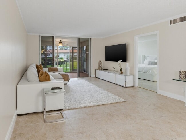 Building Photo - 911 Gardenia Dr