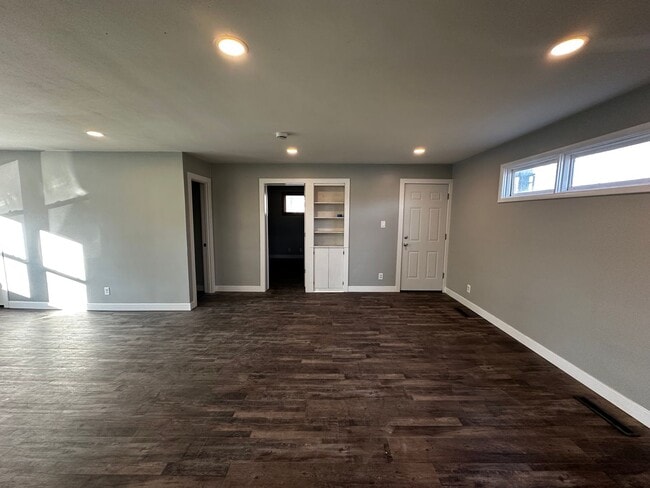 Building Photo - 1946 St Lawrence Ave