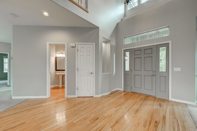 Building Photo - 4 bedroom, 5 bath hime with 3 car garage