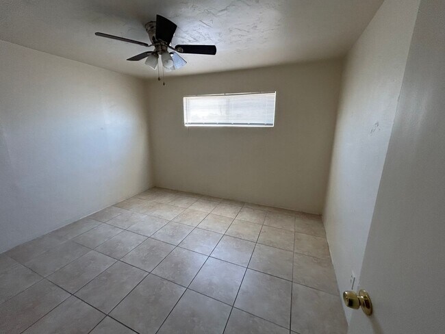Building Photo - Spacious 4 bedroom, 2 bathroom home locate...