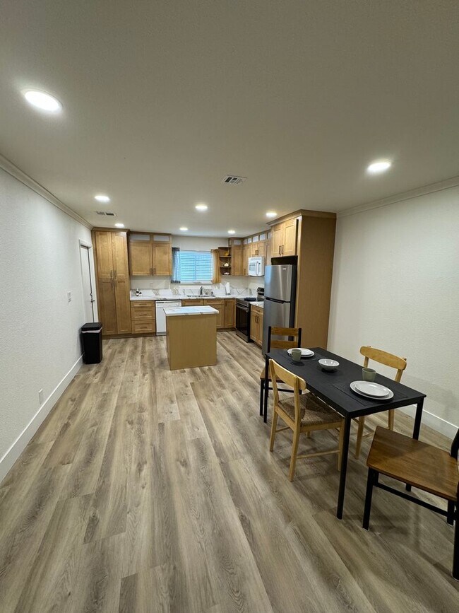 Building Photo - Beautifully Renovated 2 Bedroom Condo - Partially Furnished