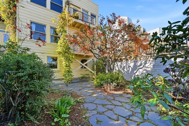 Building Photo - Light Filled Condo in Noe Valley+ Parking Included+ Laundry In unit - Please Contact for Showing ...