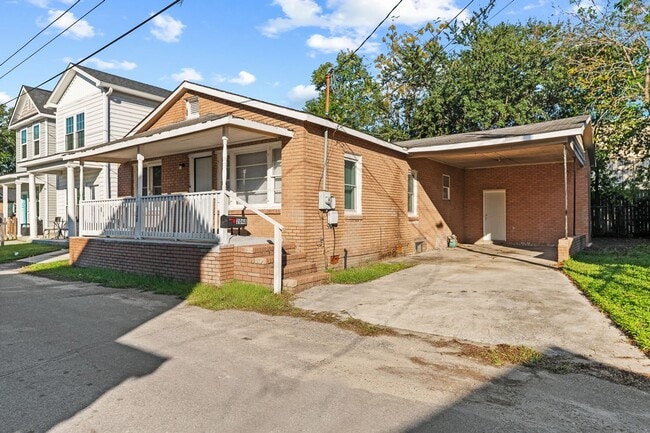 Building Photo - Charming Brick Bungalow in the Heart of North Charleston