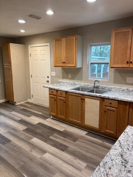 Building Photo - 519 W Orchid Ave