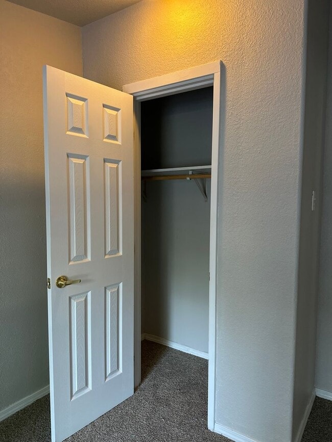 Building Photo - Adorable home in La Pine area, 1.5 acres fully fenced!!