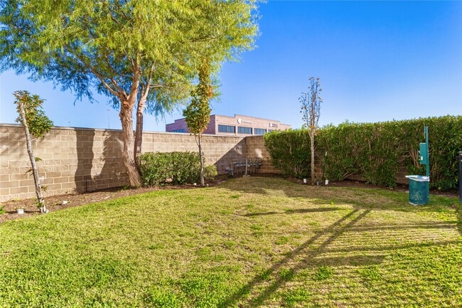 Building Photo - 1276 N Post Oak Rd