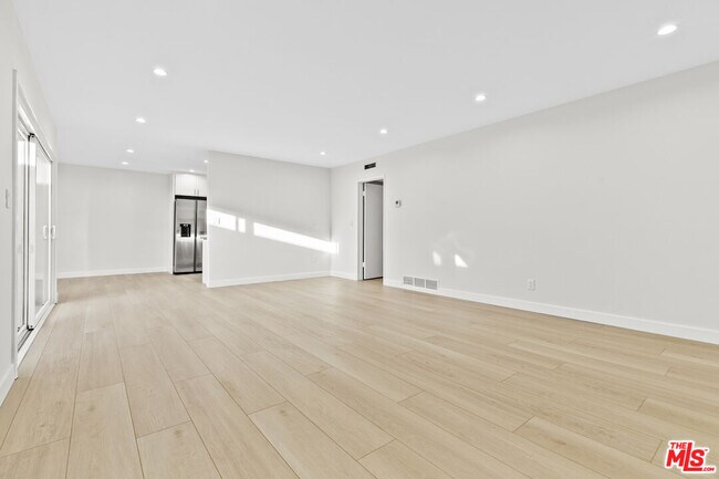 Building Photo - 330 E Dryden St