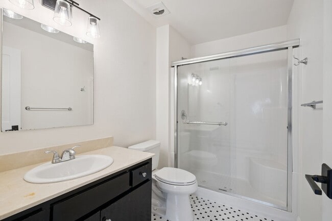 Building Photo - Single Level 4-Bedroom Home in Excellent H...