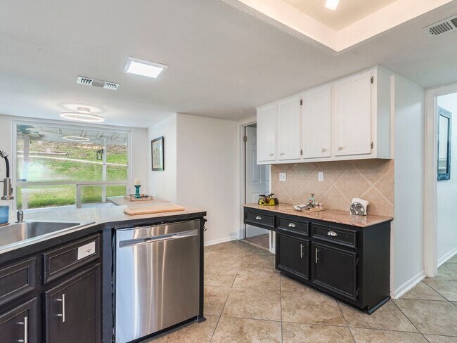 Building Photo - 903 Cliffside Dr