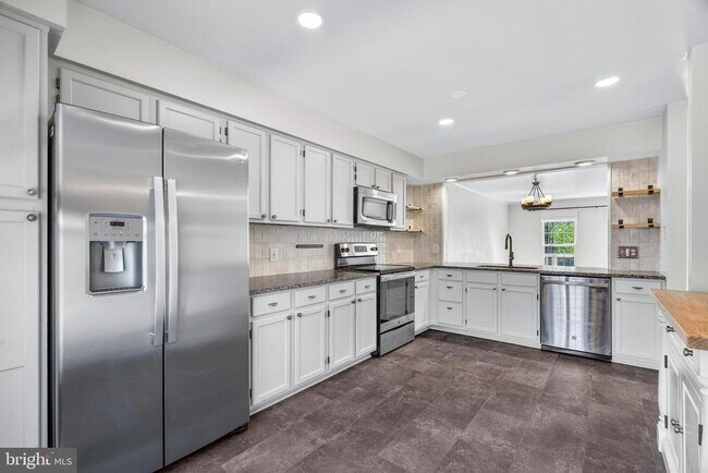 Building Photo - 7123 Gresham Ct E