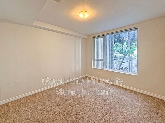 Building Photo - 300 W Beech St