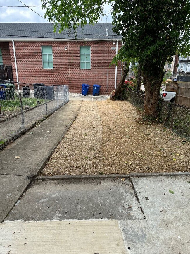 Building Photo - 2744 Mosher St