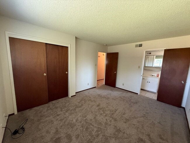 Building Photo - 3 bed 2 bath available in Sacramento!