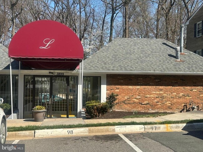 Building Photo - 3945 Lyndhurst Dr