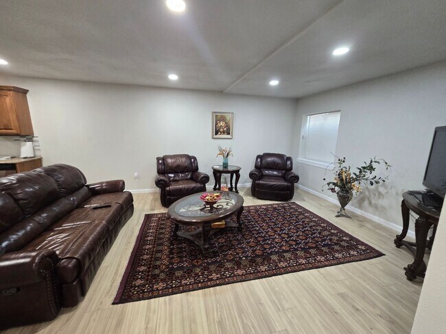 Building Photo - 2 Bed 2 Bath Basement Apartment